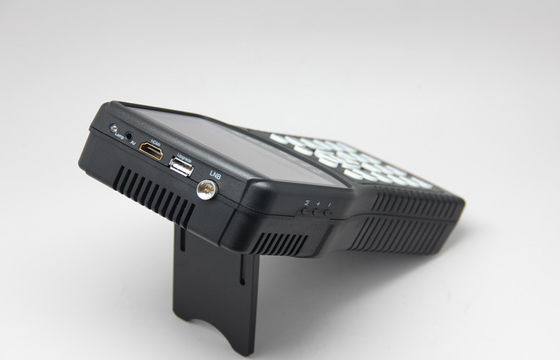 Metro satellite portatile DVB-S2 a 4.3 pollici del cercatore con il terminale tenuto in mano di posizione di HDMI